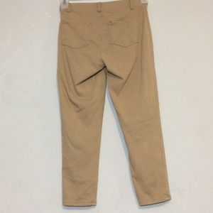 Nice and fitting khaki skimmer leggings.✨